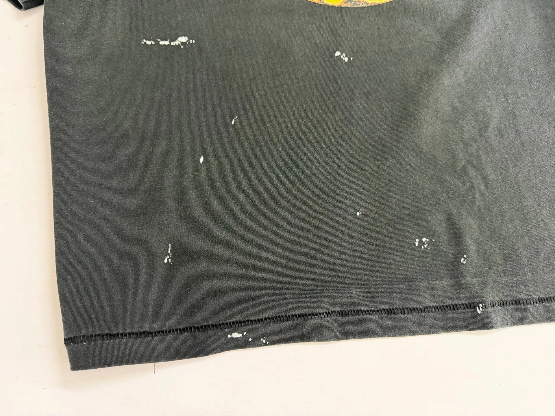 ❥8036#P140 Saint Mxxxxxx ✖️KLF New Old Smiley Face Made of double-yarn double-ply cotton batik fabric 290g, comfortable and breathable to wear. Stiff silhouette, full of street feel, loose fit. Craftsmanship: semi-water slurry printing + graffiti + spray coding, batik and wash. Size: (S-M-L-XL) Color: Washed black